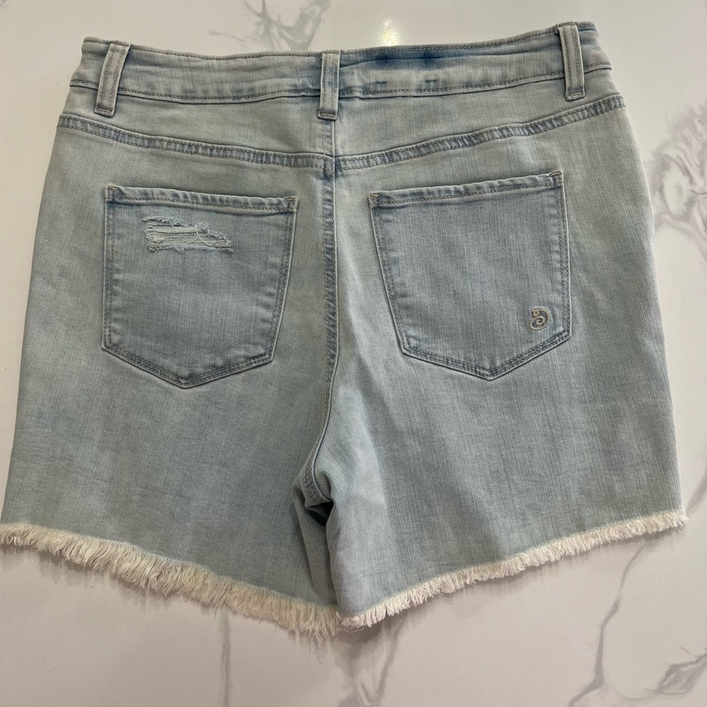 Nwot Indigo Rein stretchy distressed light blue shorts, size 11 - Picture 2 of 7